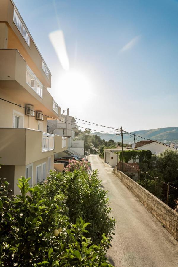 Apartment With Terrace And Sea View - Lucic โตรกีร์ ภายนอก รูปภาพ