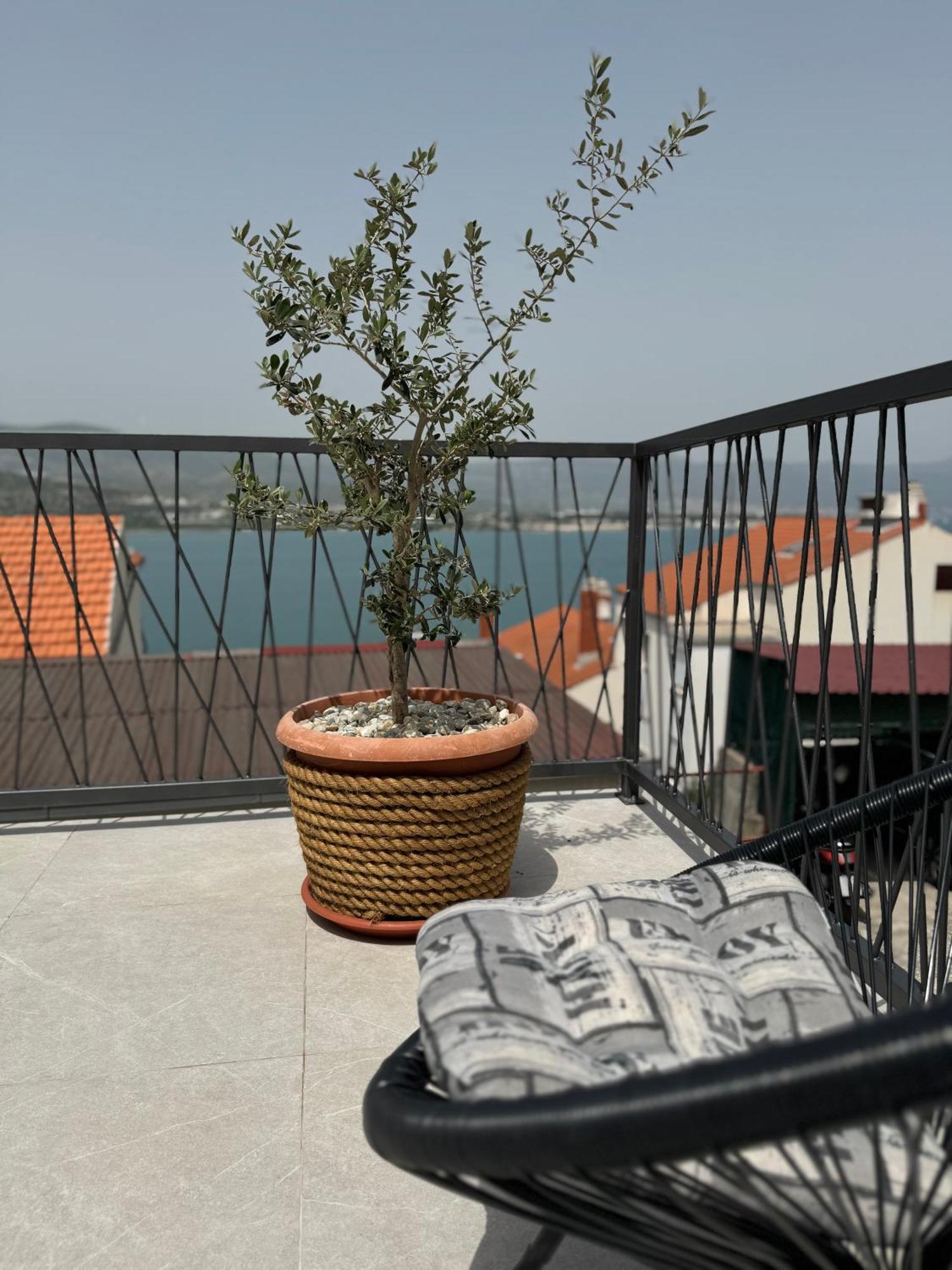 Apartment With Terrace And Sea View - Lucic โตรกีร์ ภายนอก รูปภาพ