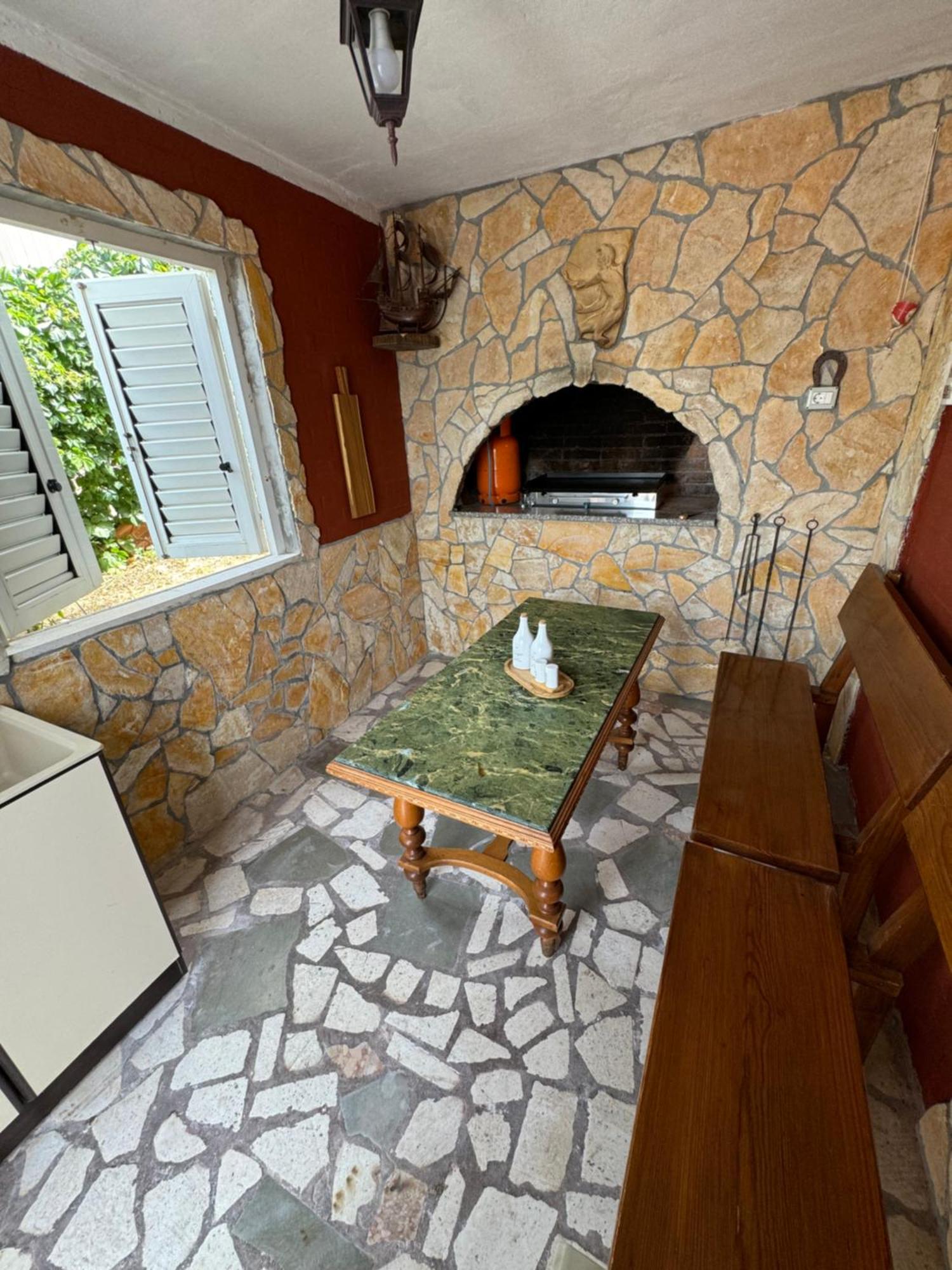 Apartment With Terrace And Sea View - Lucic โตรกีร์ ภายนอก รูปภาพ